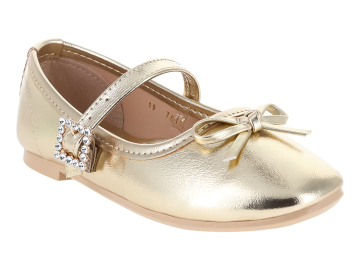 Zapato tipo ballerina color oro con moño y hebilla decorada con brillantes.