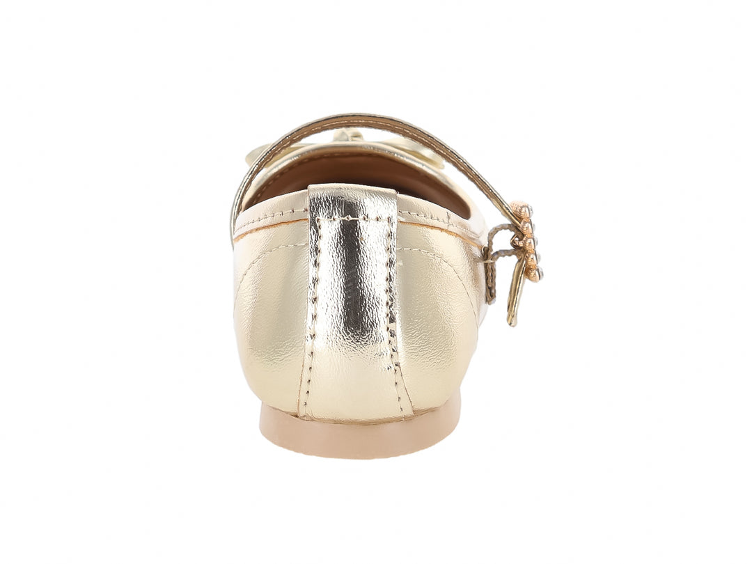 Zapato tipo ballerina color oro con moño y hebilla decorada con brillantes.