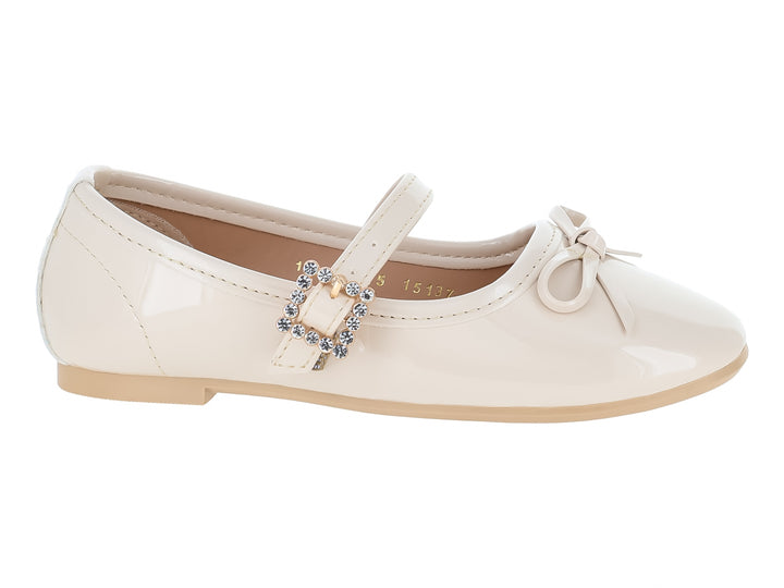 Zapatos planos tipo ballerinas color beige de charol con moño y hebilla decorada con cristales.