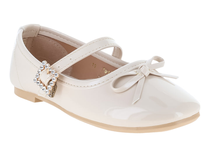 Zapatos planos tipo ballerinas color beige de charol con moño y hebilla decorada con cristales.