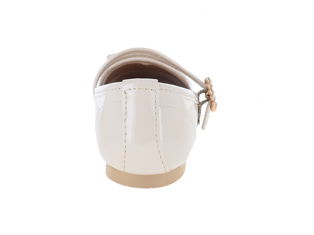 Zapatos planos tipo ballerinas color beige de charol con moño y hebilla decorada con cristales.