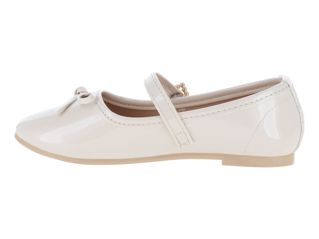 Zapatos planos tipo ballerinas color beige de charol con moño y hebilla decorada con cristales.