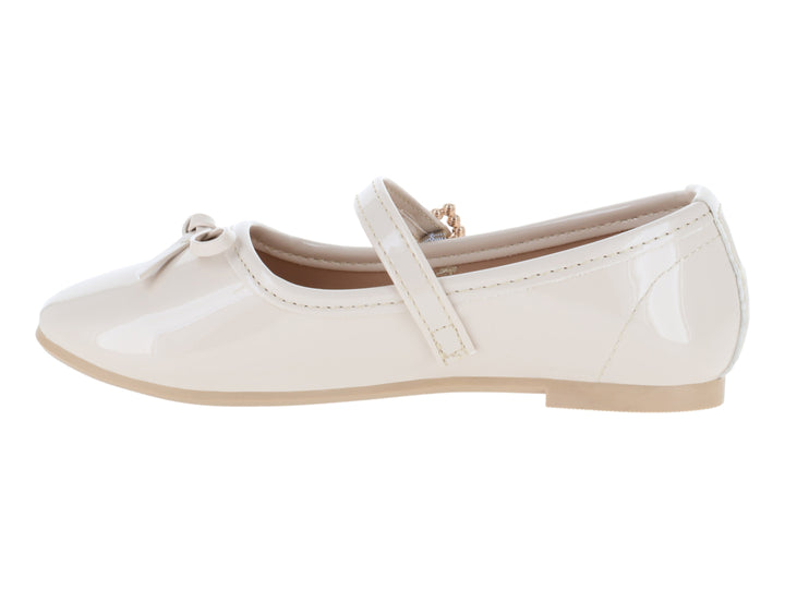 Zapatos planos tipo ballerinas color beige de charol con moño y hebilla decorada con cristales.
