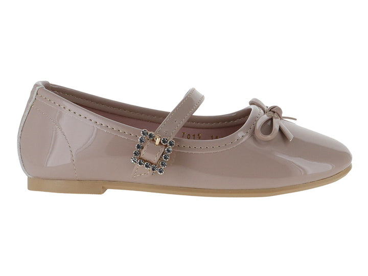 Zapato plano color maquillaje de charol brillante con moño y hebilla decorada con brillantes para niña.