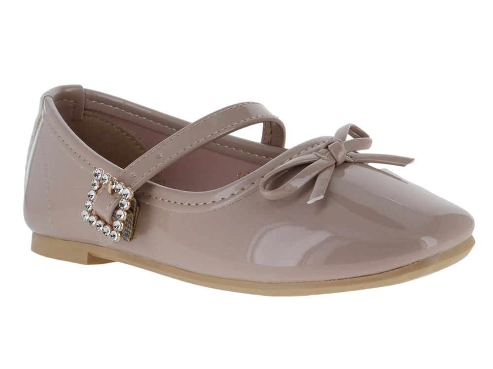 Zapato plano color maquillaje de charol brillante con moño y hebilla decorada con brillantes para niña.