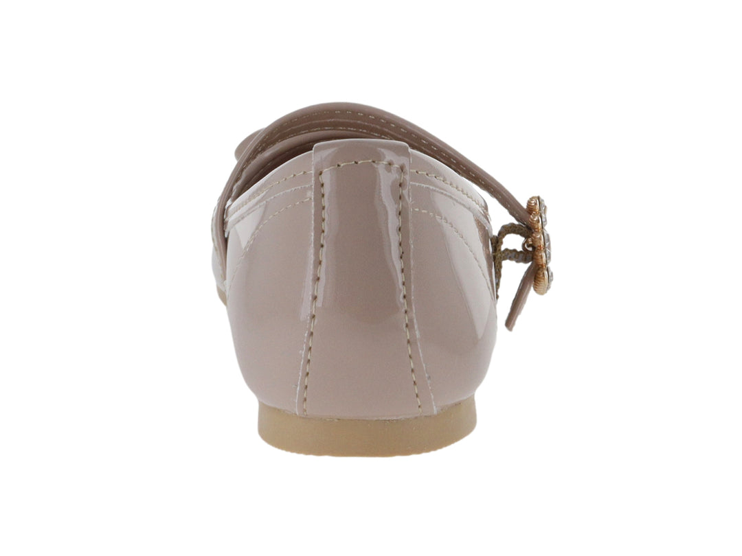 Zapato plano color maquillaje de charol brillante con moño y hebilla decorada con brillantes para niña.