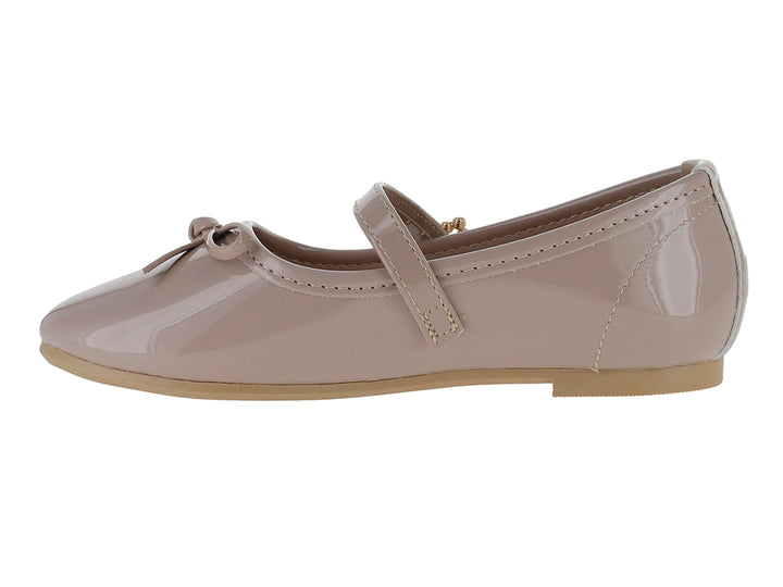 Zapato plano color maquillaje de charol brillante con moño y hebilla decorada con brillantes para niña.