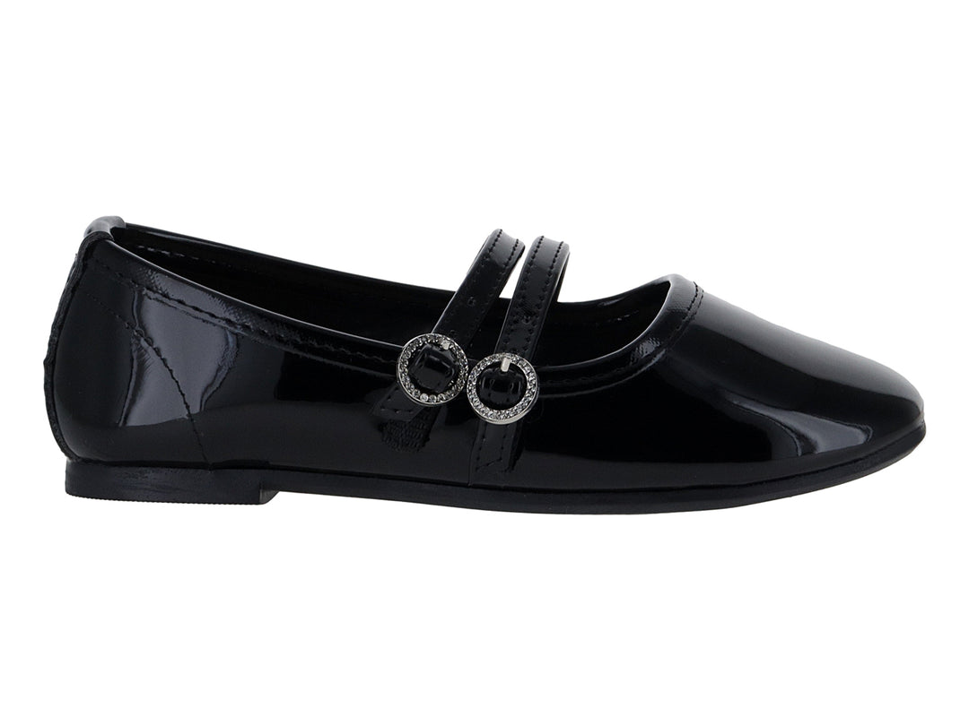 Zapato plano de charol negro con dos correas y hebillas circulares plateadas.
