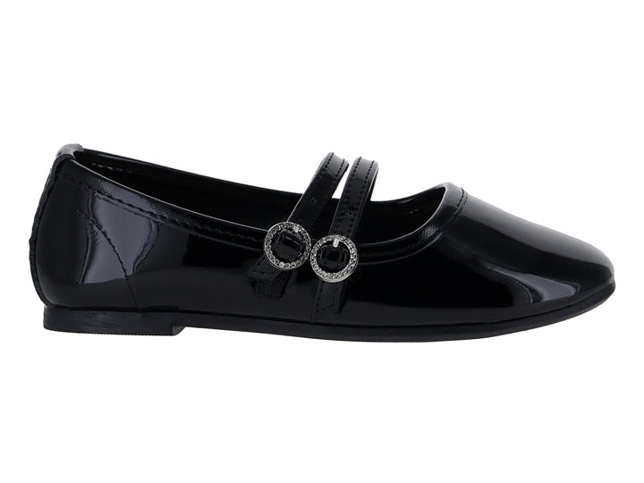 Zapato plano de charol negro con dos correas y hebillas circulares plateadas.