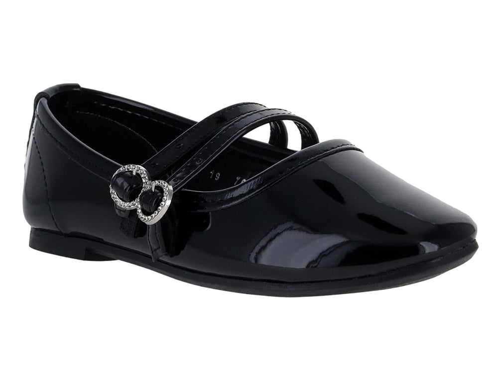 Zapato plano de charol negro con dos hebillas plateadas decorativas.