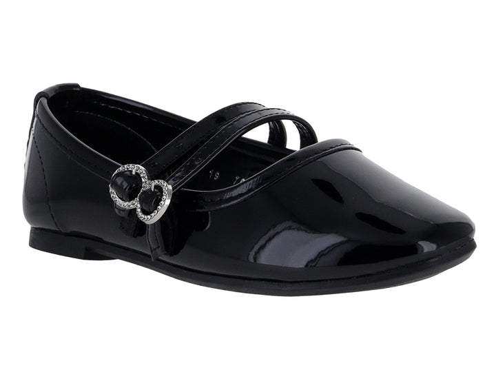 Zapato plano de charol negro con dos hebillas plateadas decorativas.