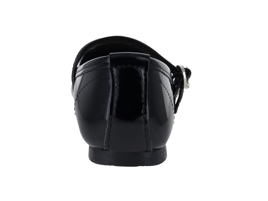 Zapato plano de charol negro con dos hebillas plateadas decorativas.