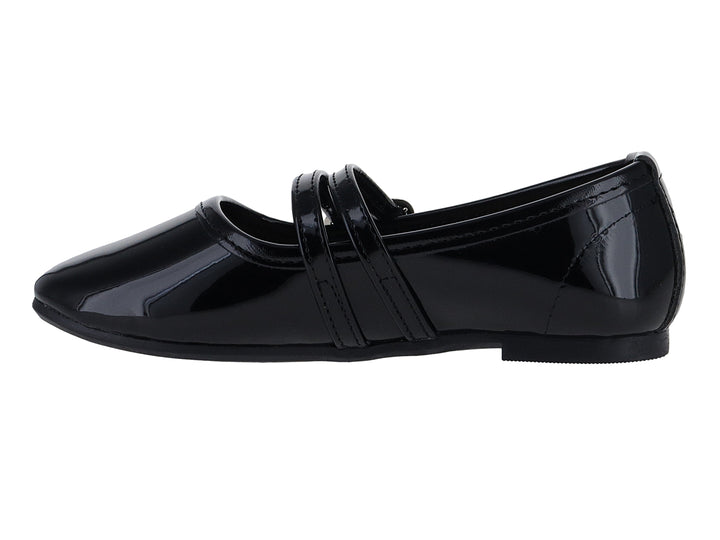 Zapato plano de charol negro con dos hebillas plateadas decorativas.