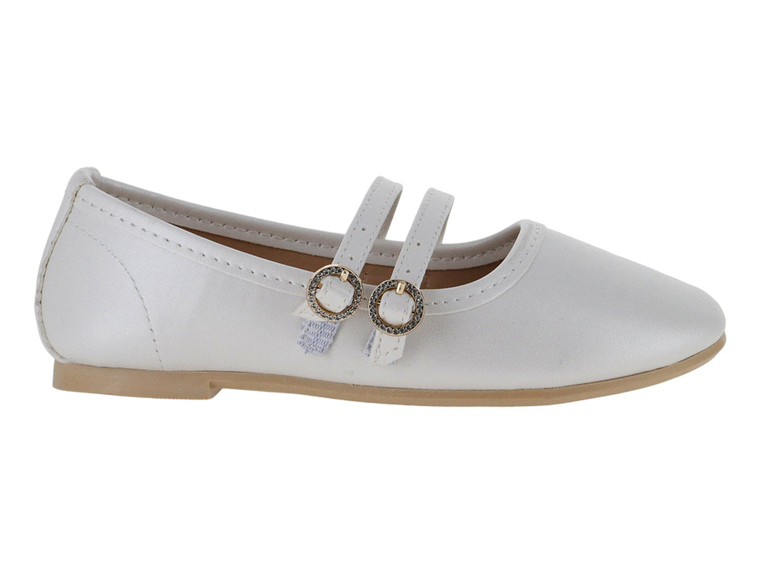 Zapato plano color perla para niña con dos correas frontales y hebillas circulares decorativas.