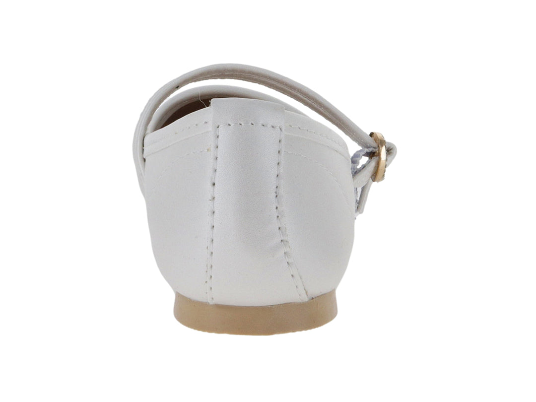 Zapato plano color perla para niña con dos correas frontales y hebillas circulares decorativas.