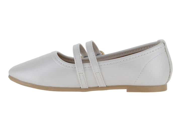 Zapato plano color perla para niña con dos correas frontales y hebillas circulares decorativas.