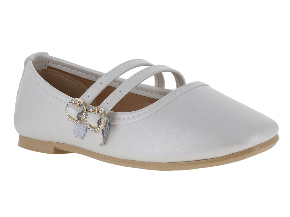 Zapato plano color perla para niña con dos correas y adornos circulares dorados.