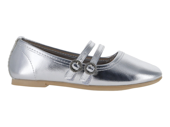 Zapato plano color plata metálico con dos correas decorativas y suela beige para niña.