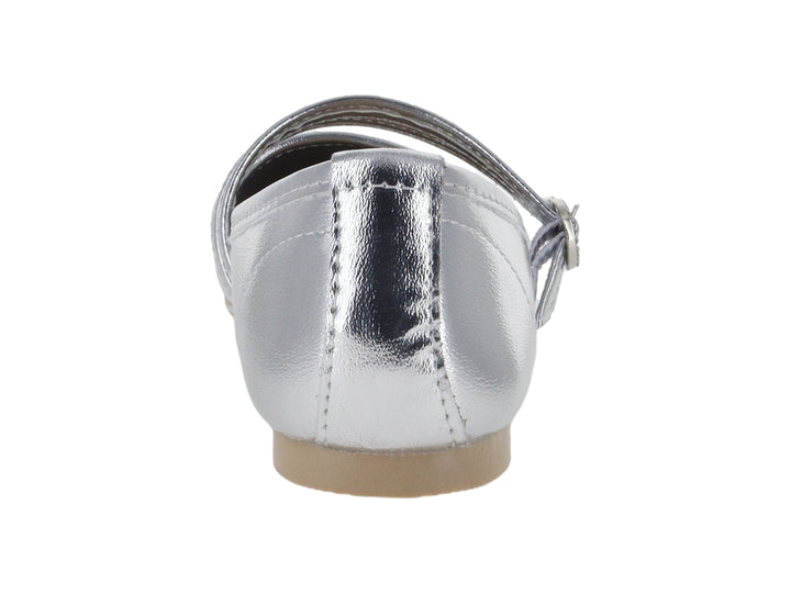 Zapato plano color plata metálico con dos correas decorativas y suela beige para niña.