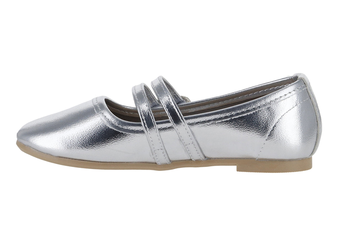 Zapato plano color plata metálico con dos correas decorativas y suela beige para niña.