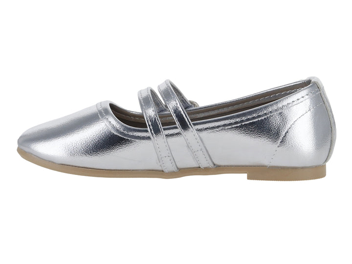 Zapato plano color plata metálico con dos correas decorativas y suela beige para niña.