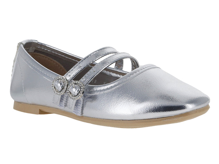 Zapato plano para niña en color plata metálico con dos correas y hebillas decorativas.