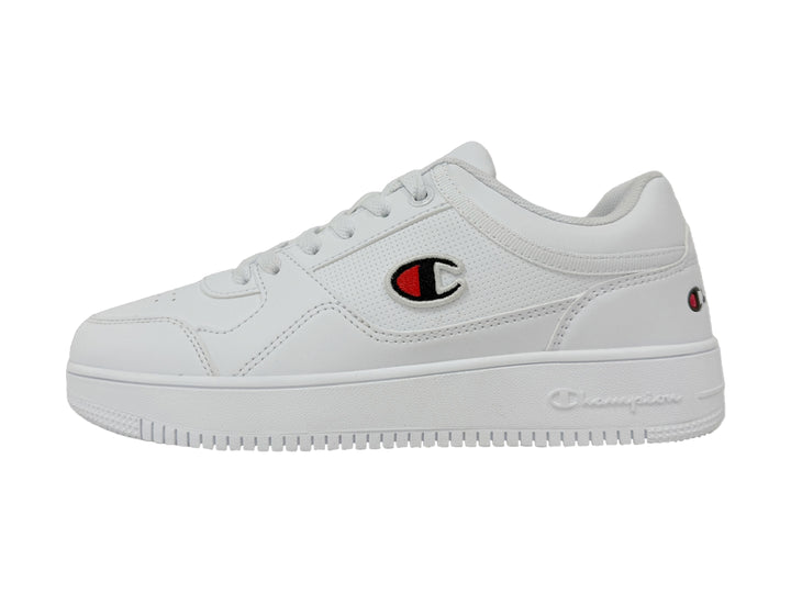 Tenis deportivos Champion color blanco para niños, con agujetas y suela plana.