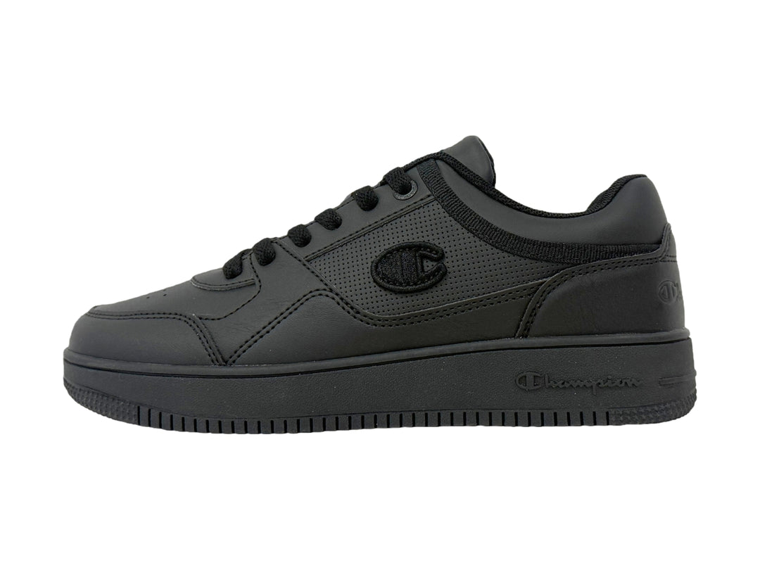 Zapatos deportivos Champion color negro sólido para niños con agujetas y suela plana.