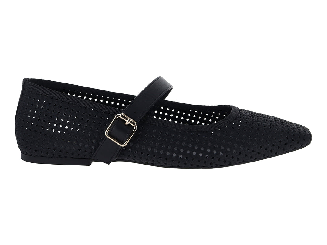 Zapatos planos tipo ballerinas color negro con diseño perforado y correa con hebilla dorada.