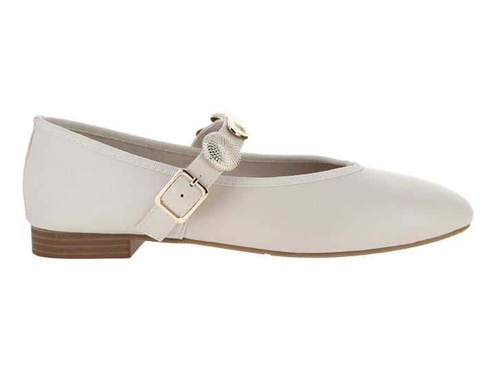 Zapato plano tipo ballerina color off white con hebilla y detalle decorativo dorado.