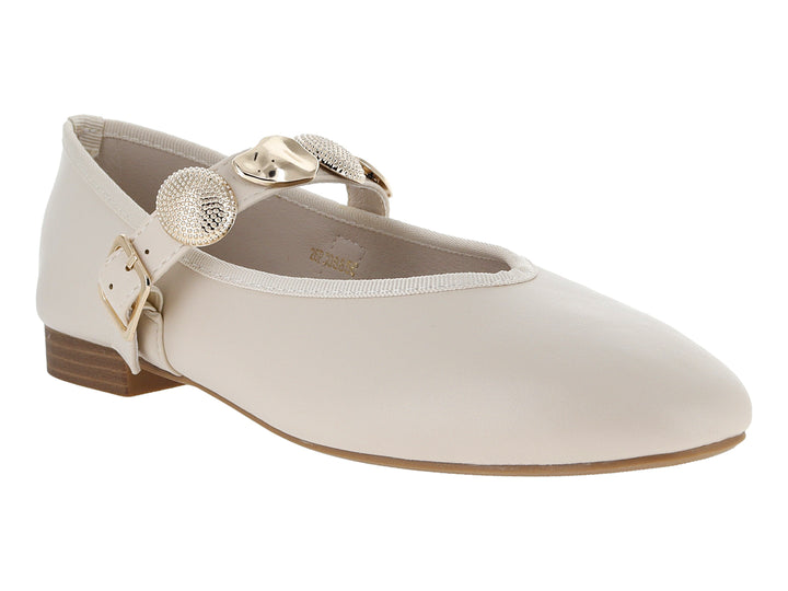 Zapato plano tipo ballerina color off white con hebilla y detalle decorativo dorado.