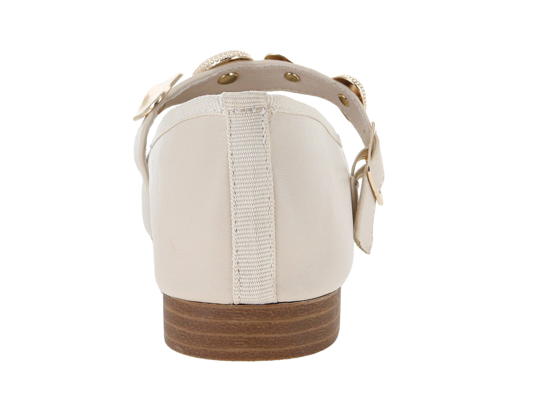 Zapato plano tipo ballerina color off white con hebilla y detalle decorativo dorado.