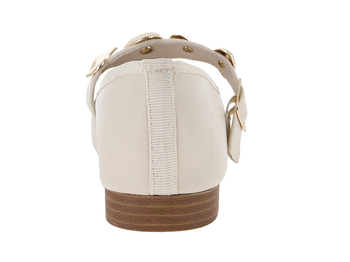 Zapato plano tipo ballerina color off white con hebilla y detalle decorativo dorado.