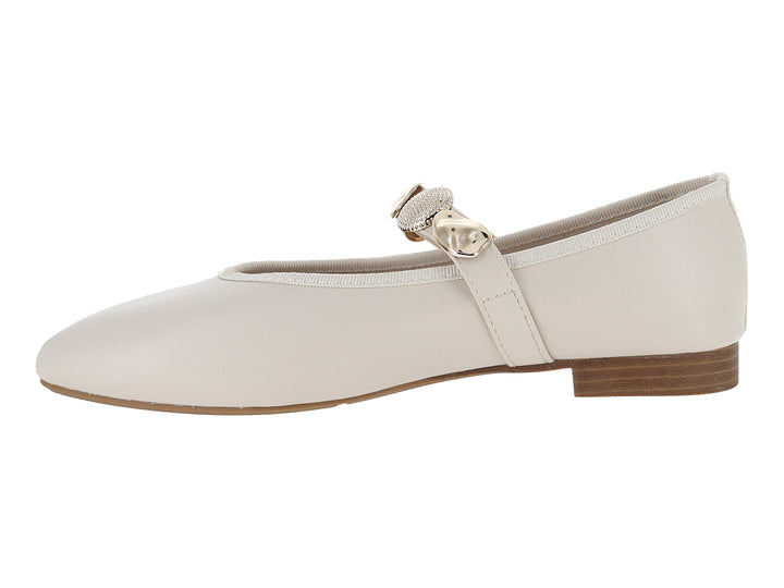 Zapato plano tipo ballerina color off white con hebilla y detalle decorativo dorado.