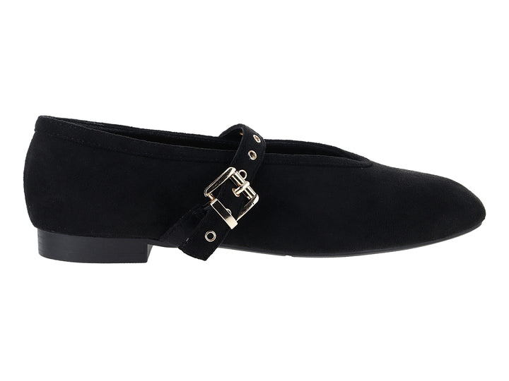 Zapato plano tipo ballerina color negro con correa y hebilla dorada.