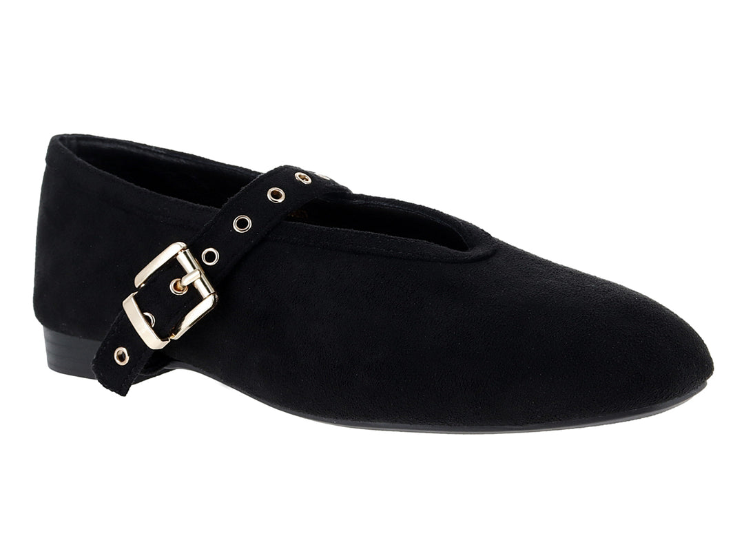 Zapato plano tipo ballerina color negro con correa y hebilla dorada.