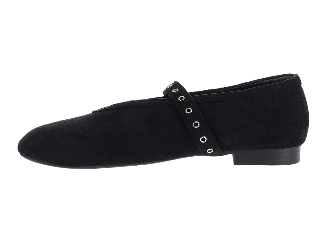 Zapato plano tipo ballerina color negro con correa y hebilla dorada.