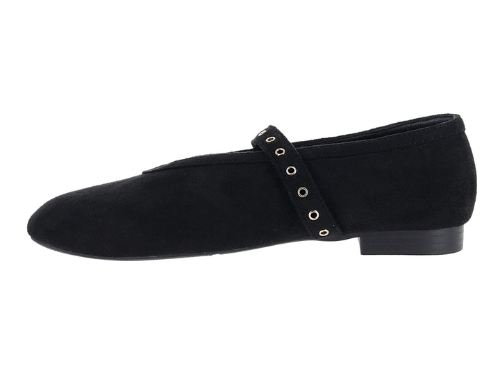 Zapato plano tipo ballerina color negro con correa y hebilla dorada.