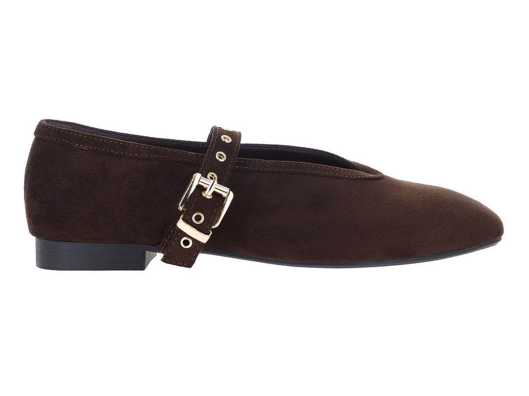 Zapato plano color café oscuro con textura de gamuza y hebilla dorada lateral.