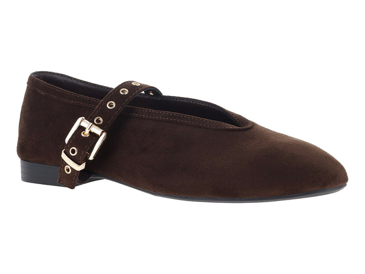 Zapato plano color café oscuro con textura de gamuza y hebilla dorada lateral.