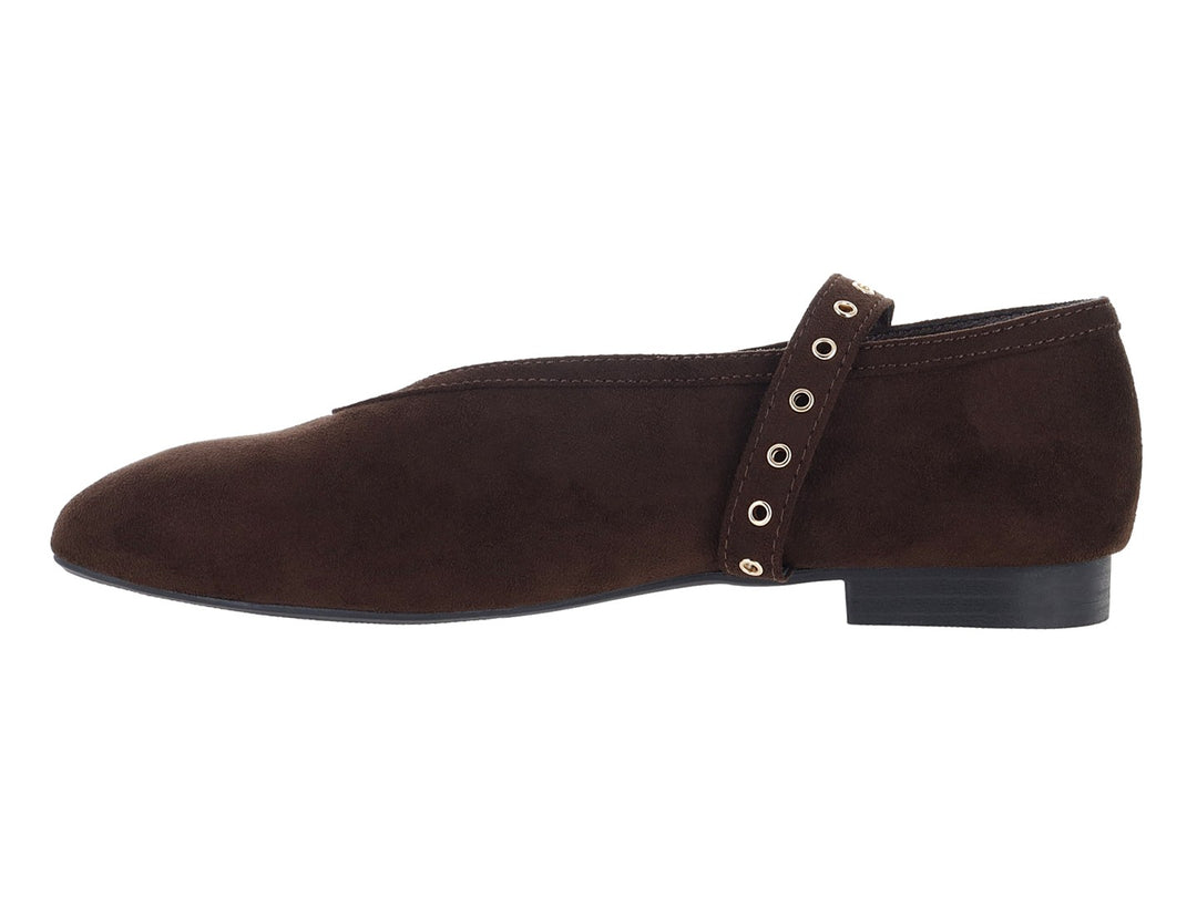 Zapato plano color café oscuro con textura de gamuza y hebilla dorada lateral.