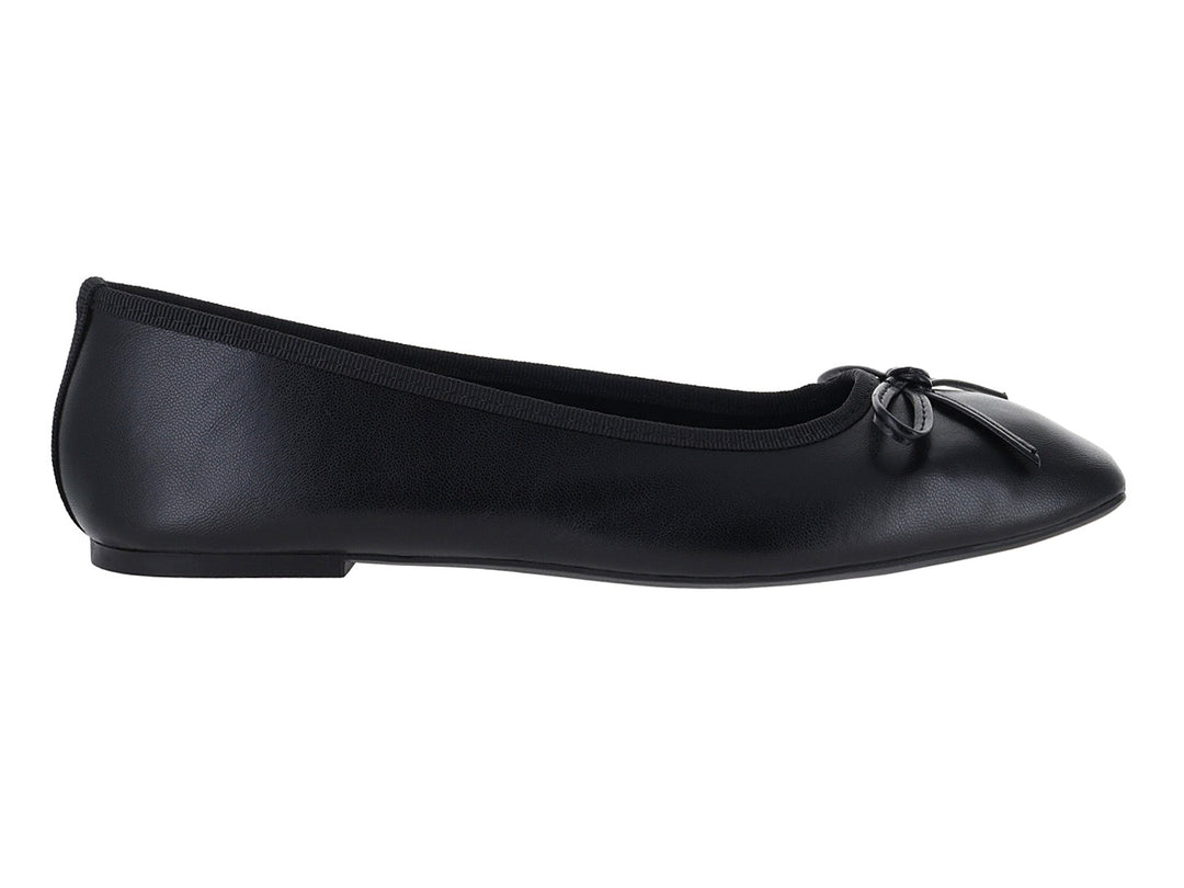 Zapato plano estilo baleta color negro con un pequeño moño decorativo en la punta.