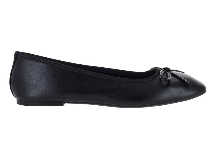 Zapato plano estilo baleta color negro con un pequeño moño decorativo en la punta.