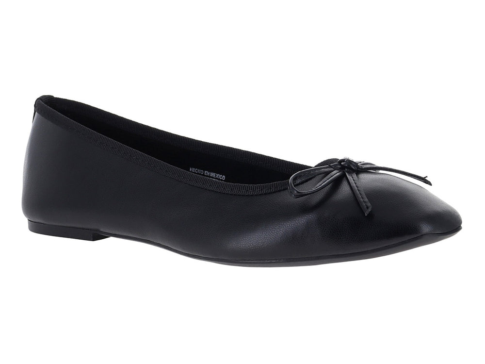 Zapato plano estilo baleta color negro con un pequeño moño decorativo en la punta.
