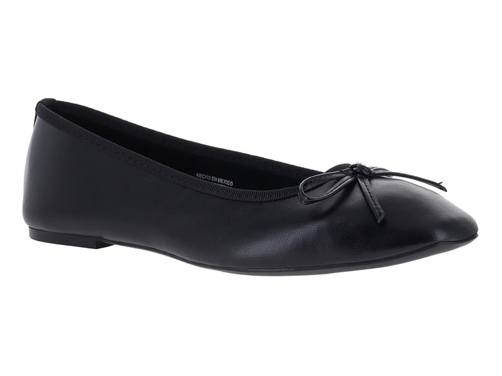 Zapato plano estilo baleta color negro con un pequeño moño decorativo en la punta.