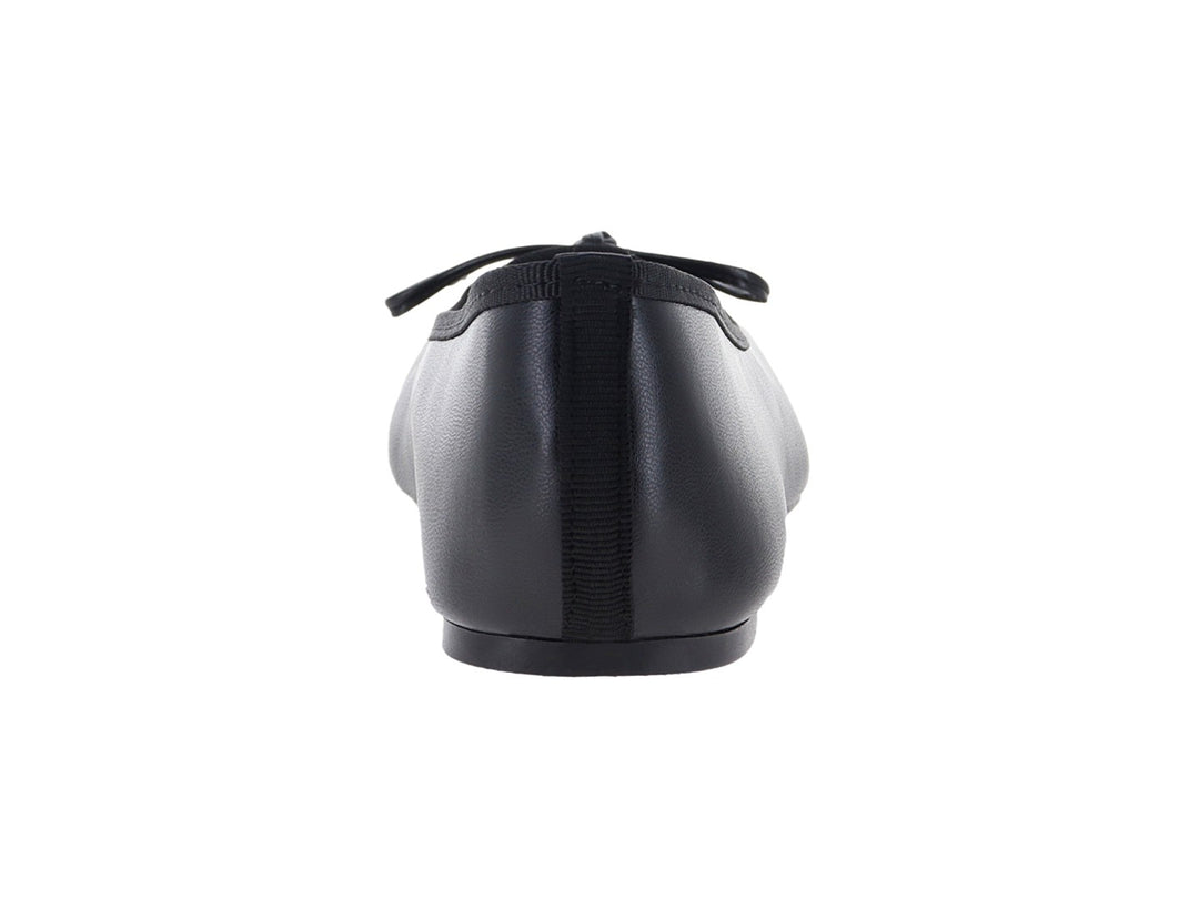 Zapato plano estilo baleta color negro con un pequeño moño decorativo en la punta.