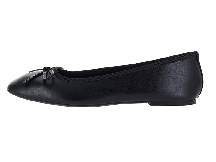 Zapato plano estilo baleta color negro con un pequeño moño decorativo en la punta.