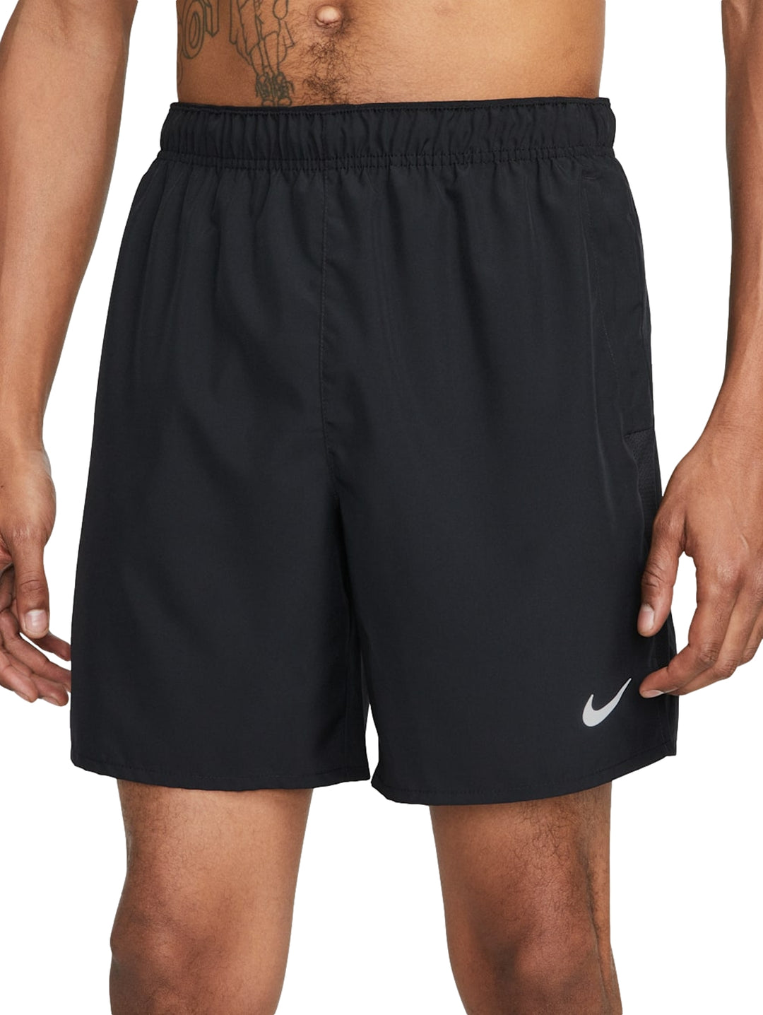 Hombre vistiendo shorts deportivos Nike de color negro con logo blanco en la pierna izquierda.