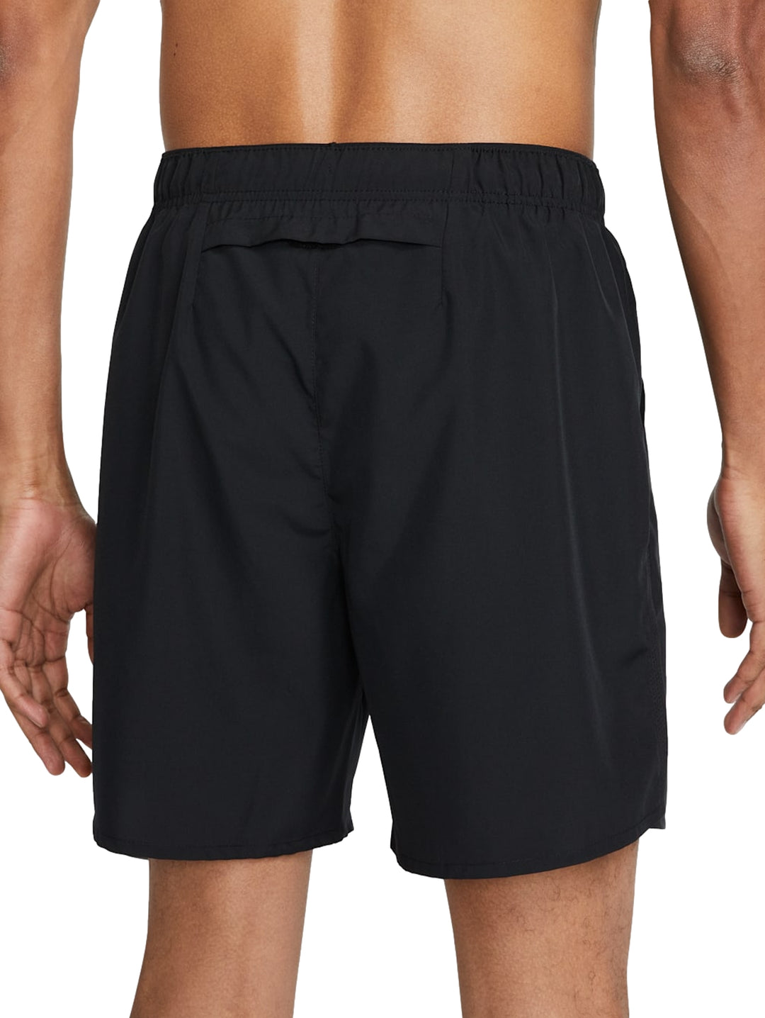 Hombre vistiendo shorts deportivos Nike de color negro con logo blanco en la pierna izquierda.