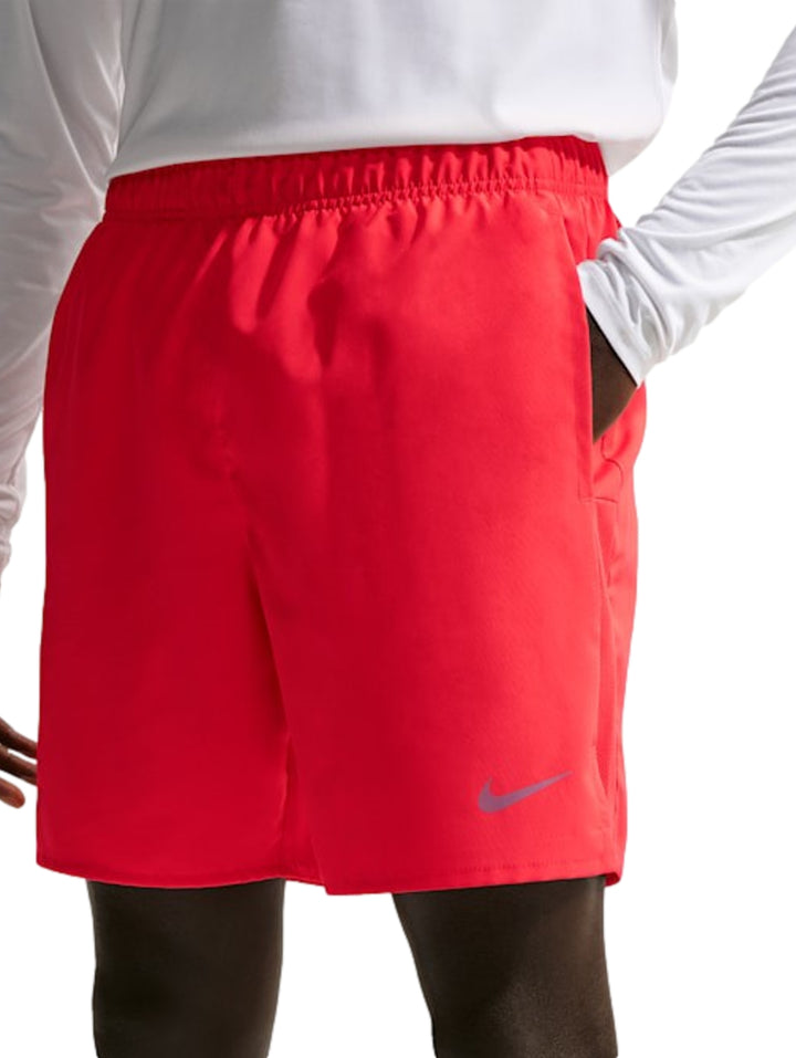 Shorts deportivos Nike en color rojo brillante con logotipo plateado en la pierna izquierda.
